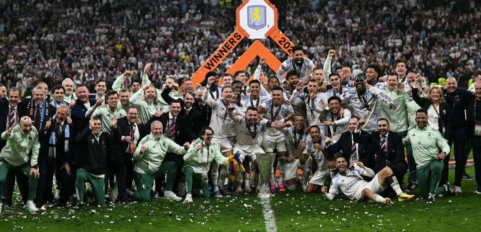 Equipo de Aston Villa celebrando su victoria en 2023