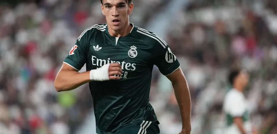 Jugador de Real Madrid corriendo en el campo