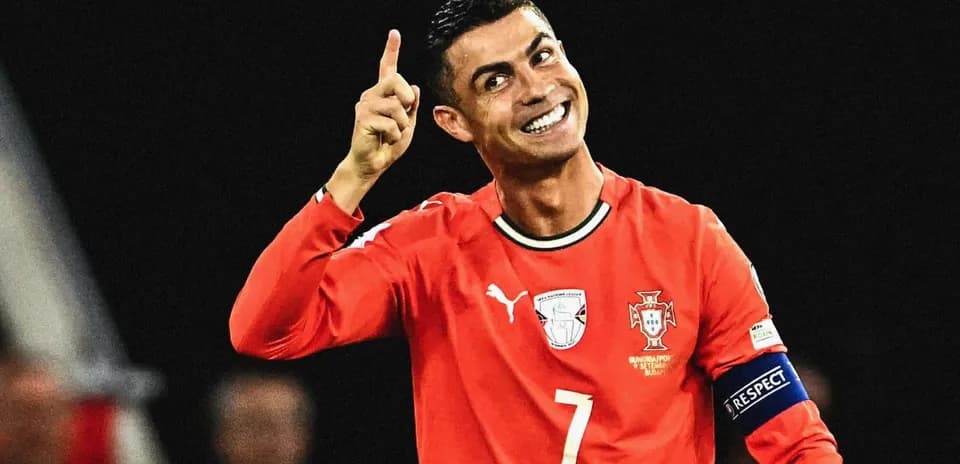 Jugador portugués celebrando con la mano en alto