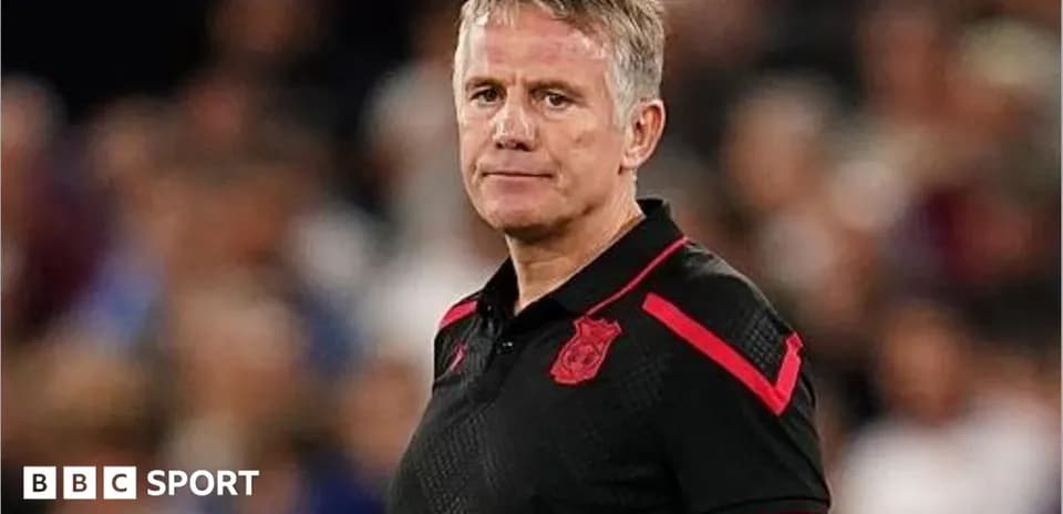 Entrenador de equipo en el banquillo durante partido
