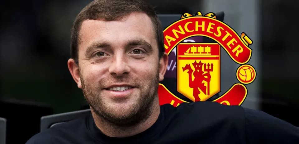 Persona sonriendo con el logo de Manchester United