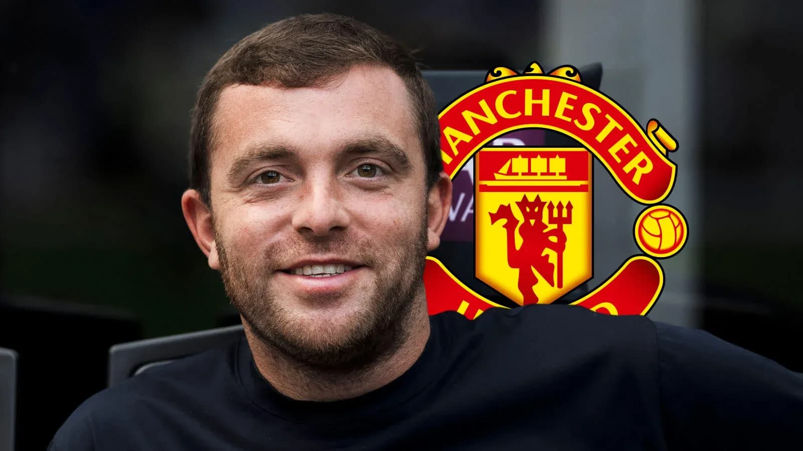 Persona sonriendo con el logo de Manchester United
