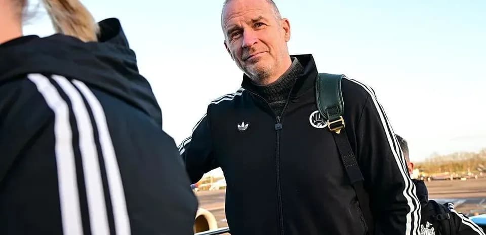 Entrenador esperando junto a un avión en el aeropuerto