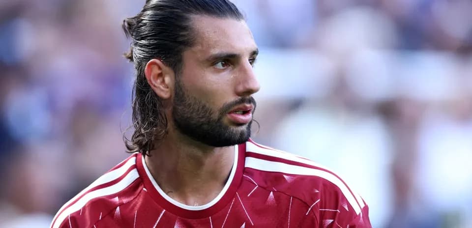 Jugador de Liverpool en la cancha durante el partido