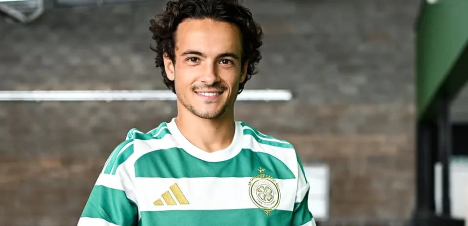 Jugador sonriendo en camiseta verde y blanca