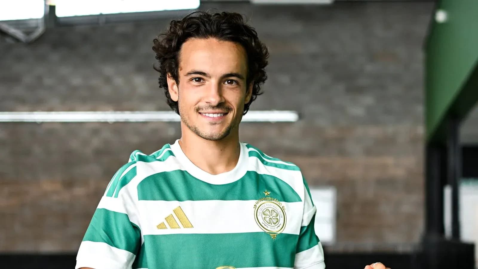 Jugador sonriendo en camiseta verde y blanca