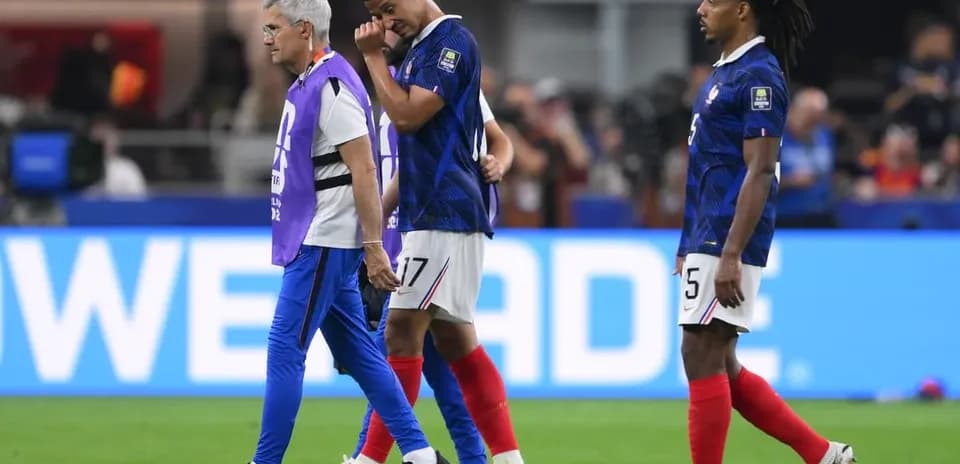 Jugadores de Francia saliendo del campo tras lesión