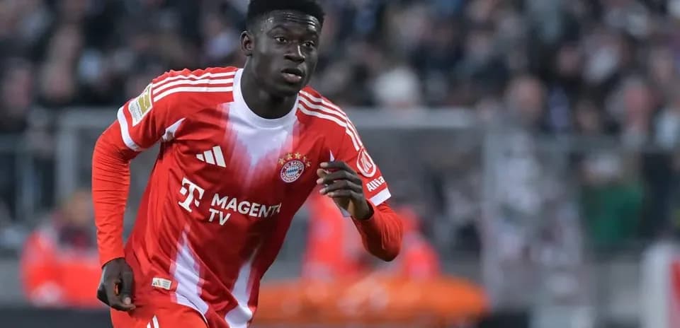 Jugador de Bayern Múnich corriendo en el campo