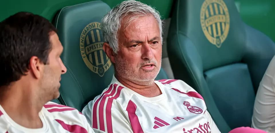 José Mourinho sentado en el banquillo durante el partido