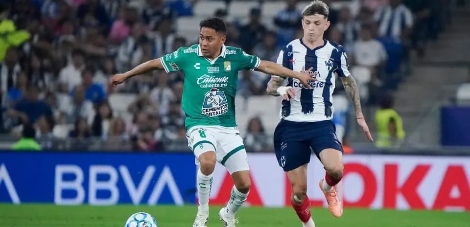 Jugador de León desafiando a Monterrey en el partido
