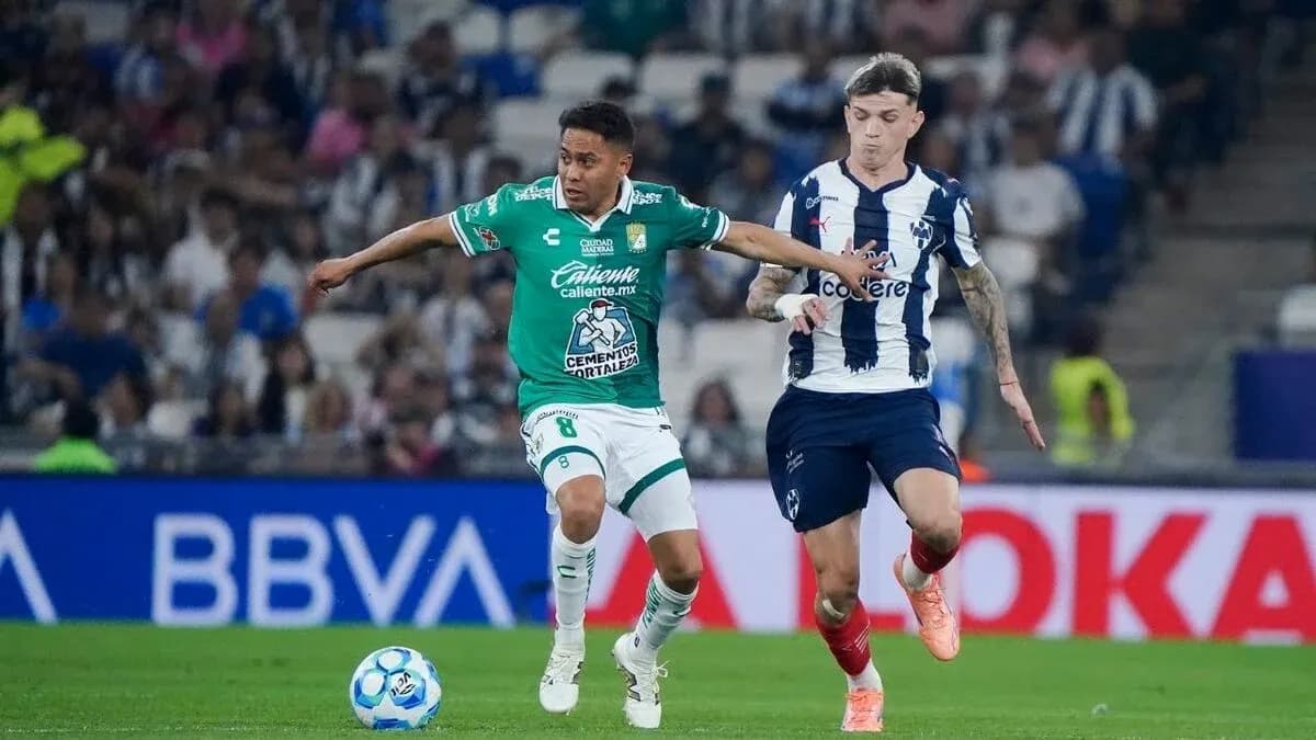 Jugador de León desafiando a Monterrey en el partido