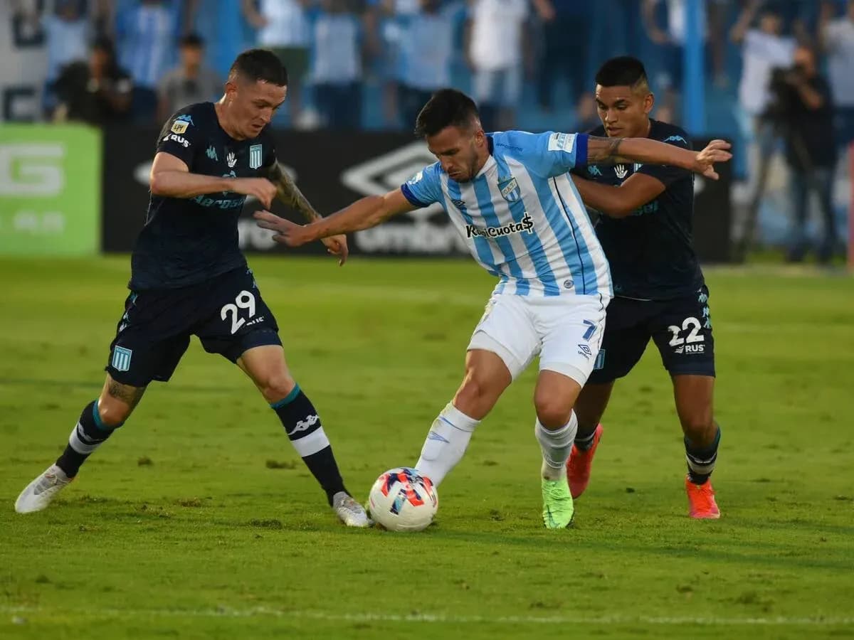 Jugadores de Racing Club y Atlético Tucumán en acción