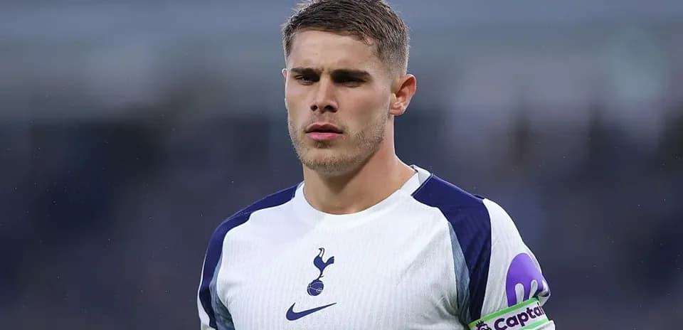 Jugador de Tottenham con camiseta blanca y cinta de capitán