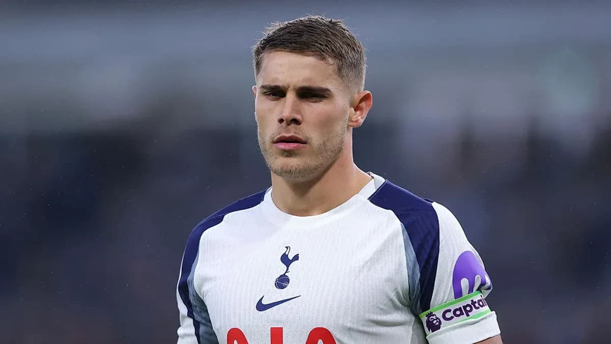 Jugador de Tottenham con camiseta blanca y cinta de capitán