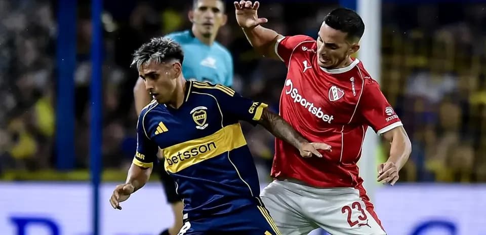 Jugadores de Boca Juniors e Independiente en acción