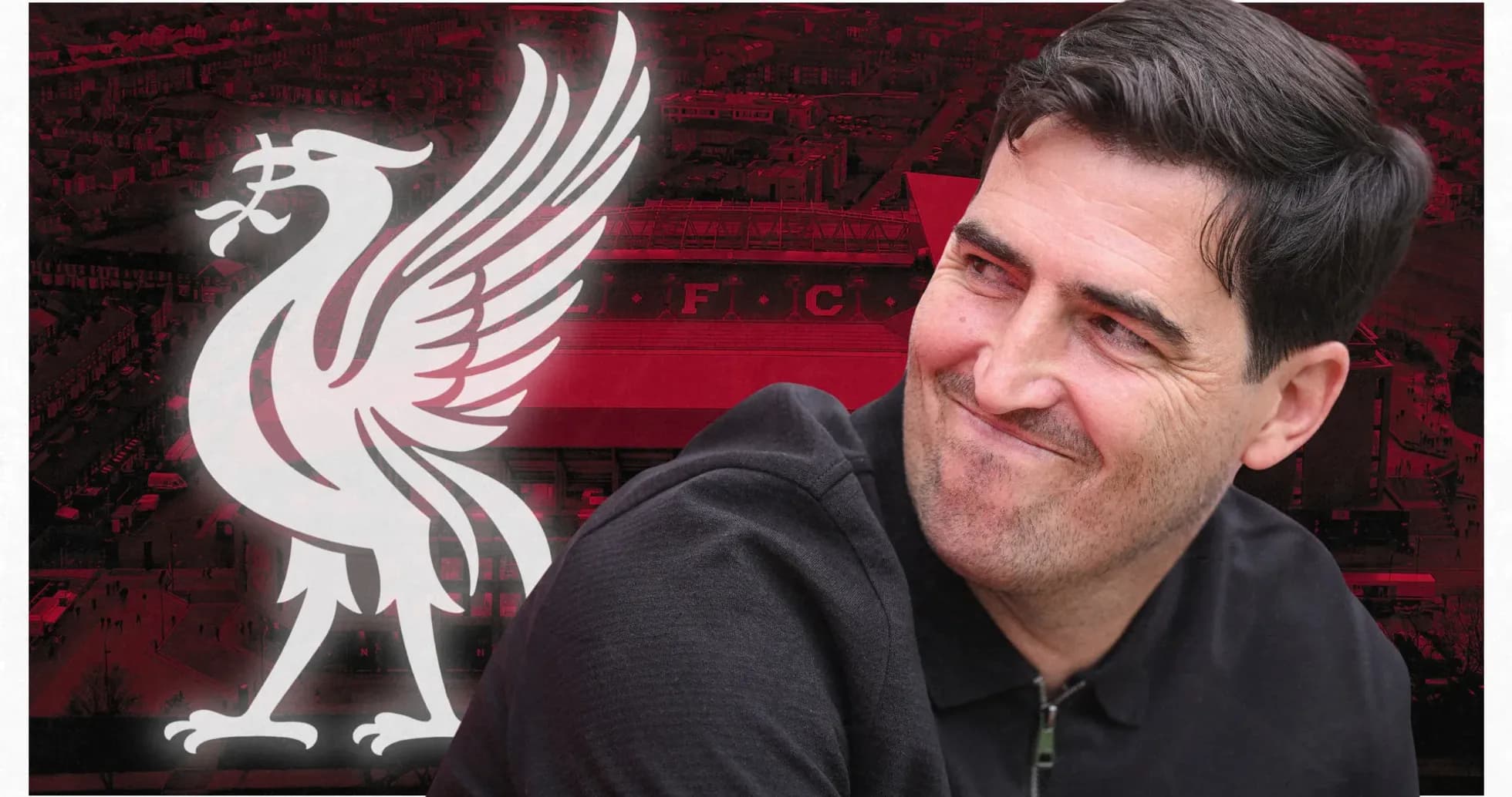 Entrenador sonriendo frente al logo de Liverpool FC