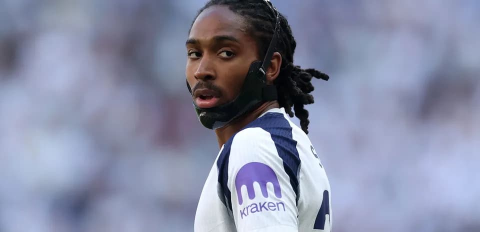 Jugador con máscara en el campo durante el partido