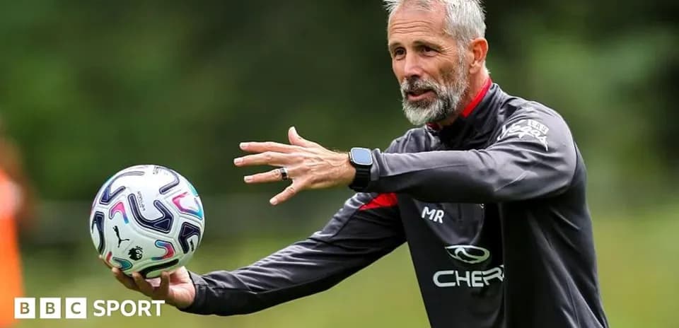 Entrenador mostrando una táctica con un balón