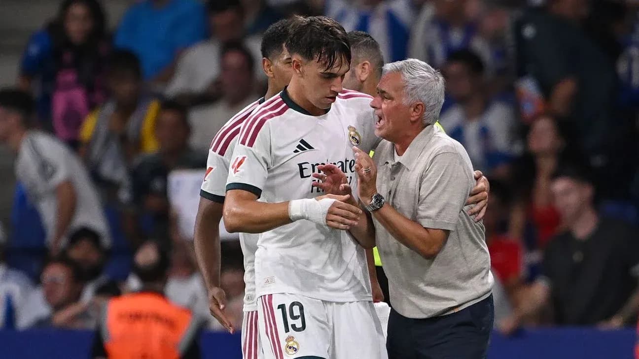 Entrenador hablando con jugador de Real Madrid en partido