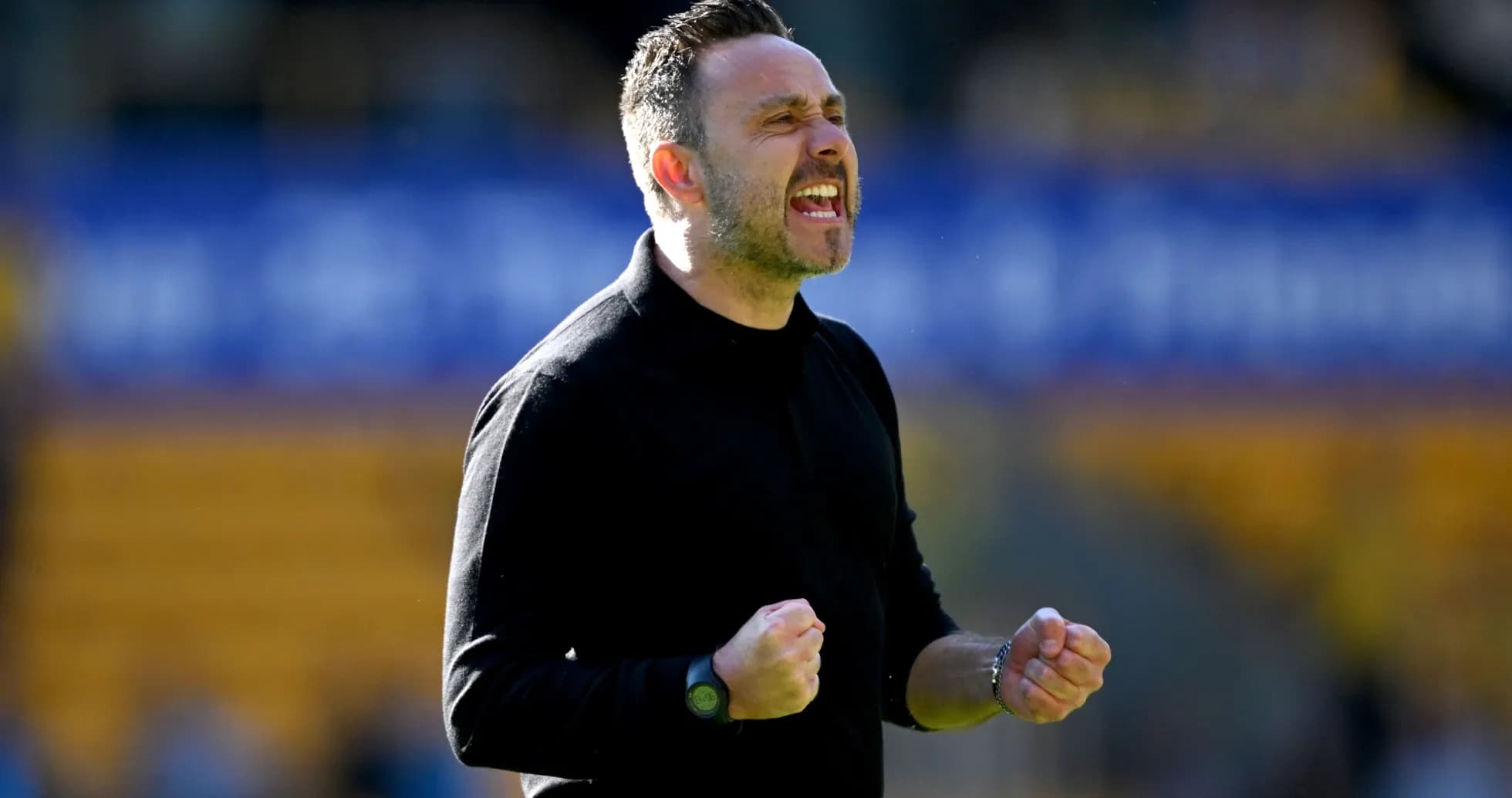 Entrenador celebrando durante un partido de fútbol
