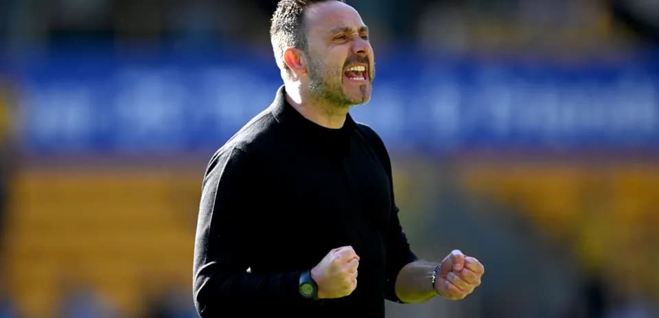 Entrenador celebrando durante un partido de fútbol