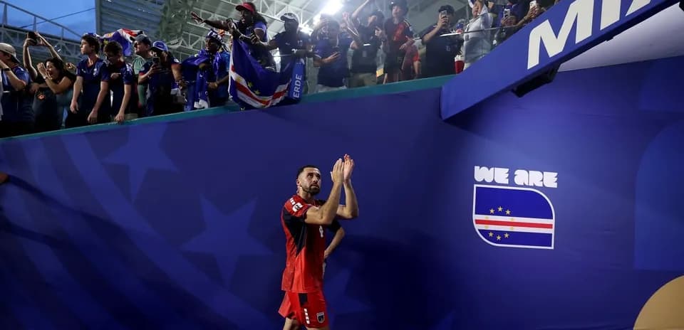 Jugador aplaudiendo a la afición tras el partido