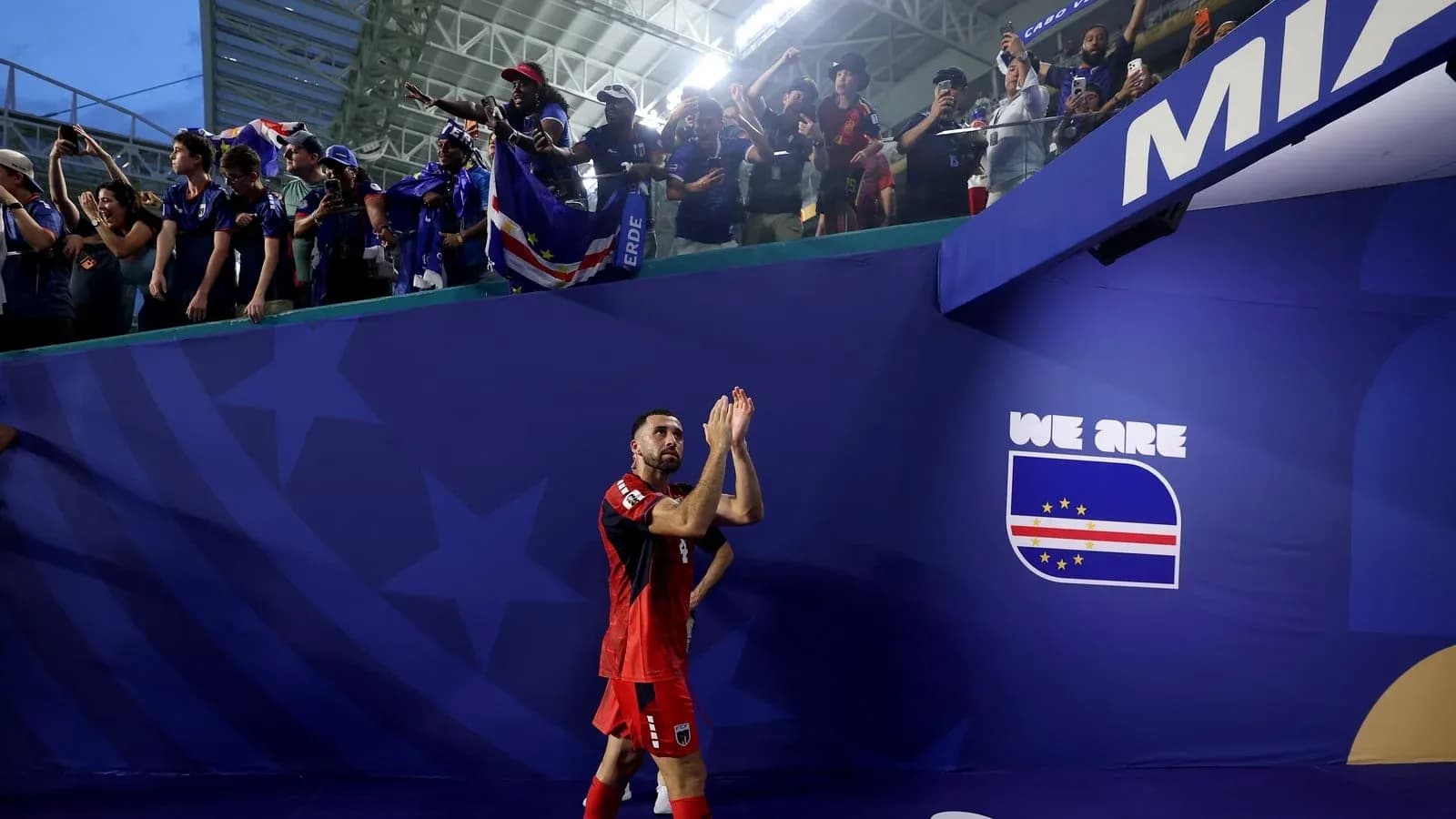 Jugador aplaudiendo a la afición tras el partido