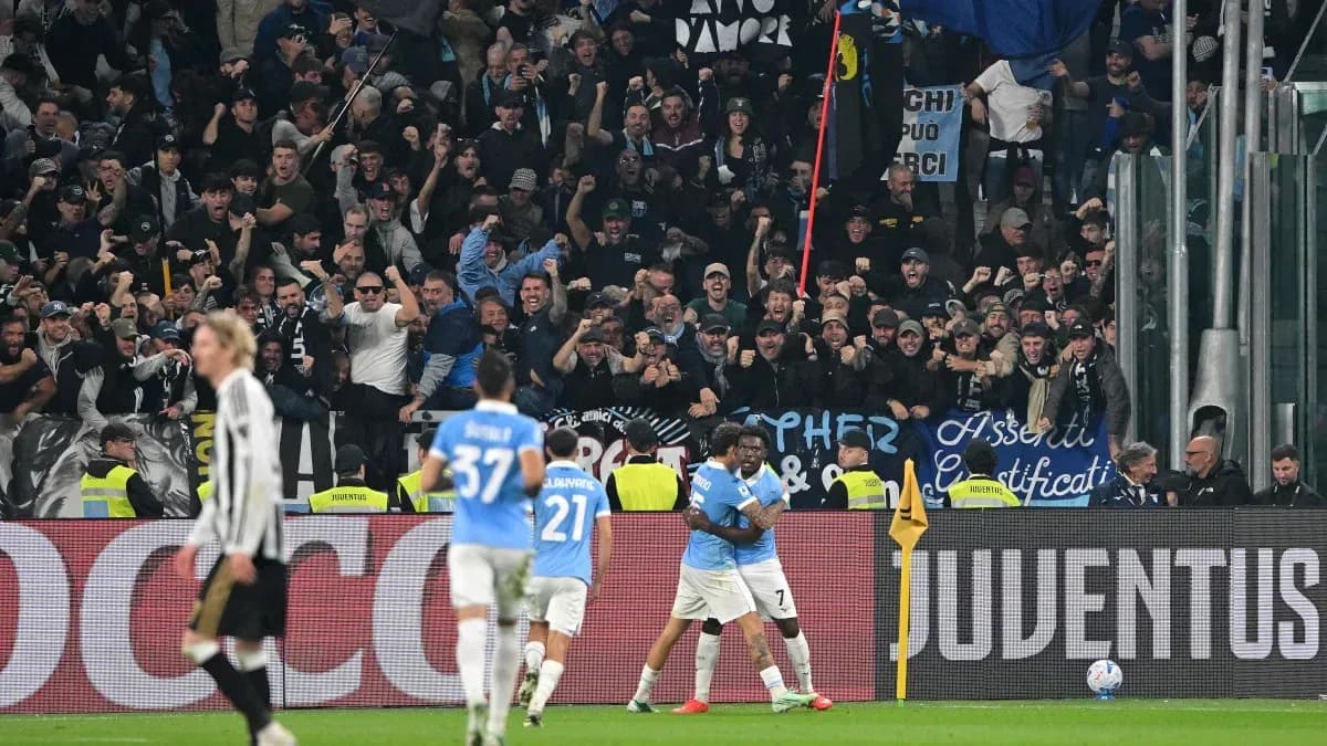 Jugadores de Lazio celebrando con aficionados en el estadio