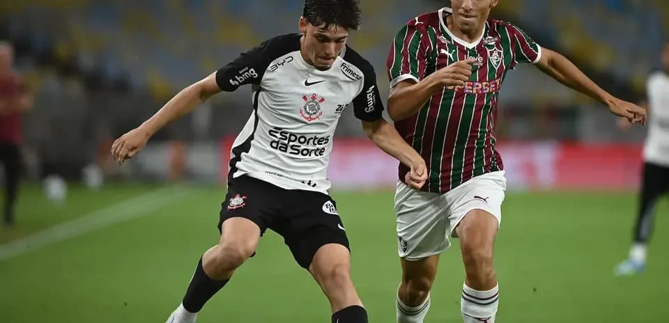 Jugador de Corinthians en acción contra Fluminense