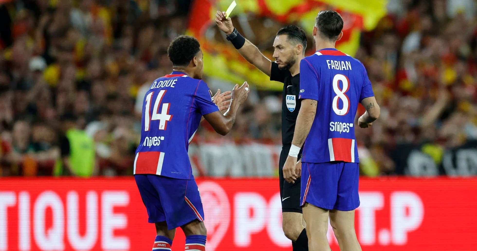 Árbitro mostrando tarjeta amarilla a jugador