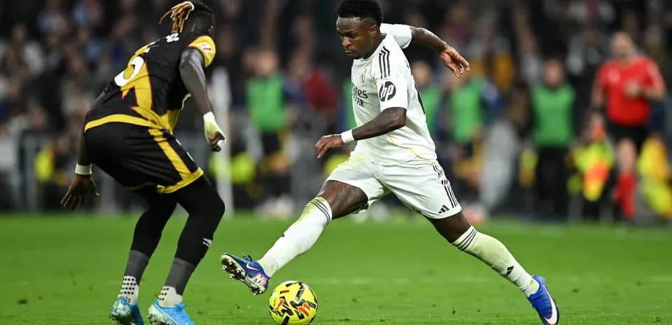 Vinícius Jr. dribbling during el clásico