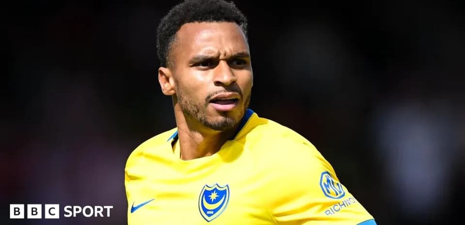 Jugador con camiseta amarilla en acción durante partido