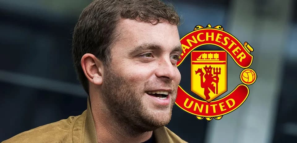 Persona sonriendo con escudo de Manchester United de fondo