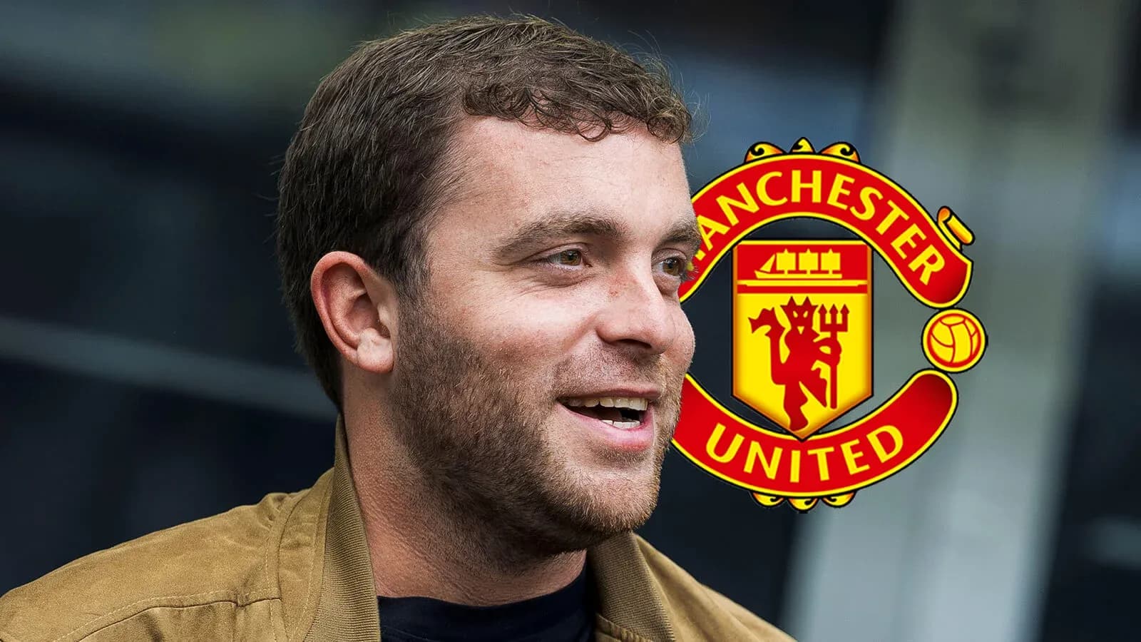 Persona sonriendo con escudo de Manchester United de fondo