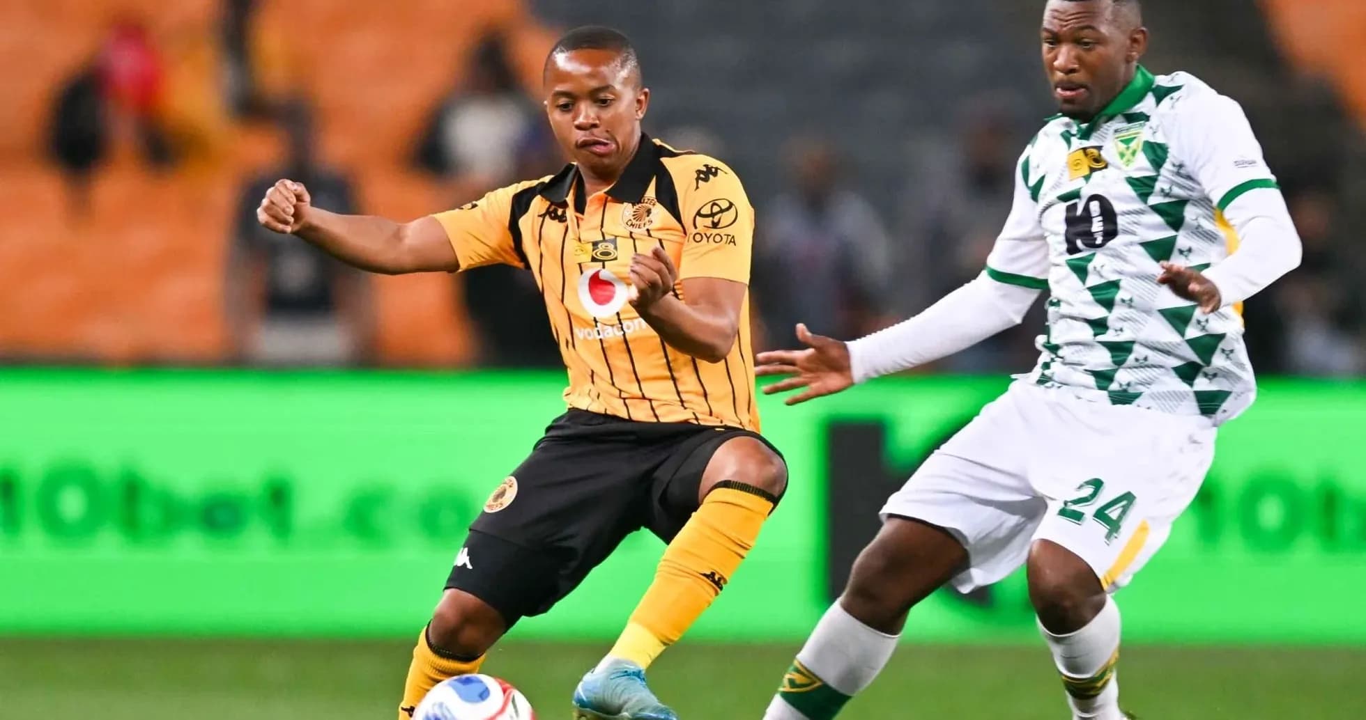 Jugador de Kaizer Chiefs luchando por el balón