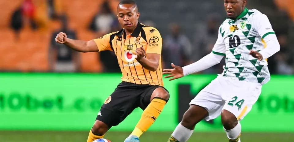 Jugador de Kaizer Chiefs luchando por el balón