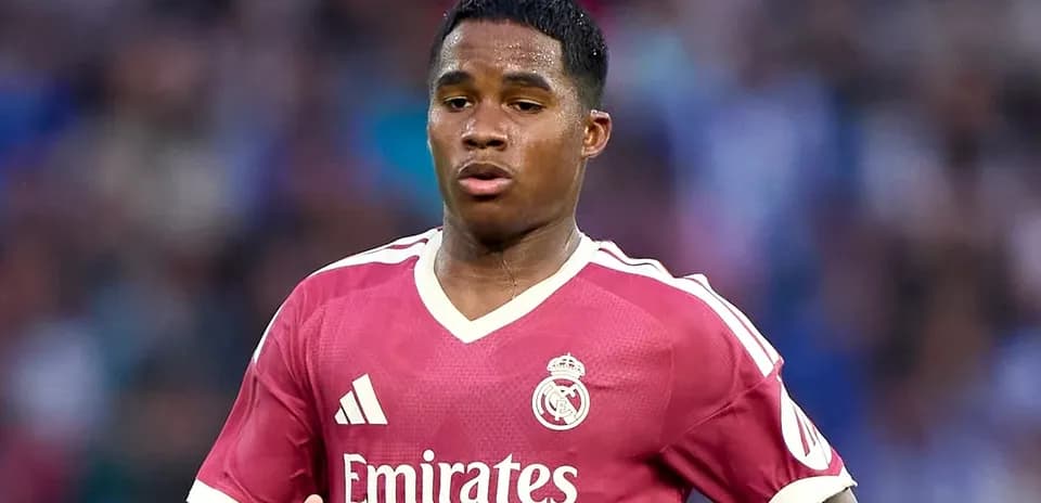 Jugador de Real Madrid corriendo en campo de fútbol