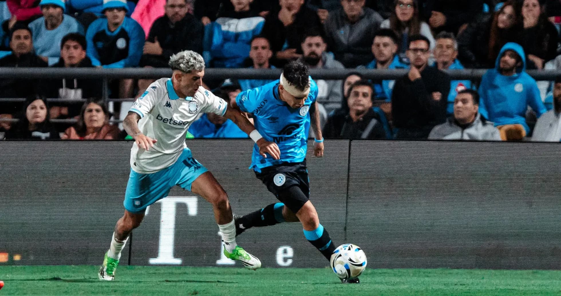 Jugador de Belgrano Córdoba driblando a un rival