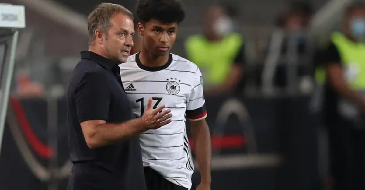 Entrenador hablando con jugador de Alemania en el banquillo