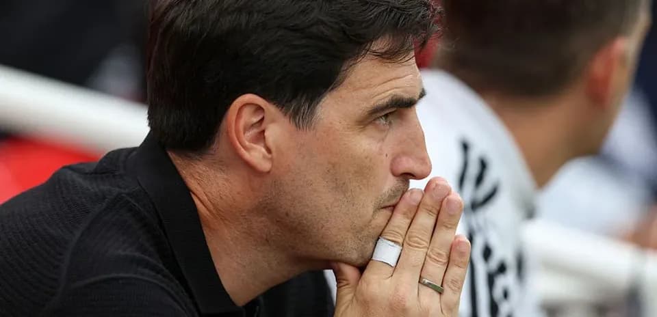 Entrenador observando el partido en la grada