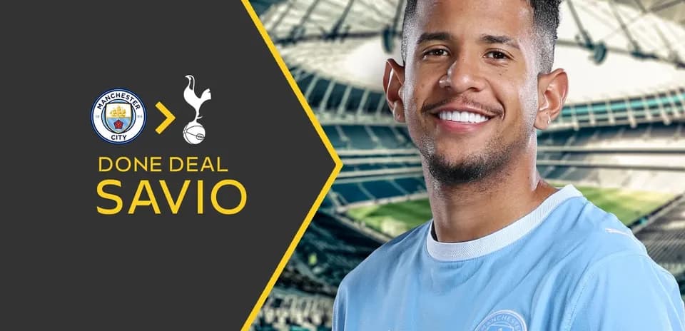 Savio posando en camiseta de Manchester City