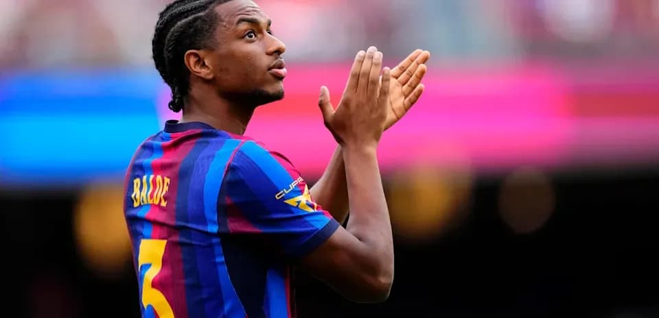 Jugador aplaudiendo en el estadio durante partido