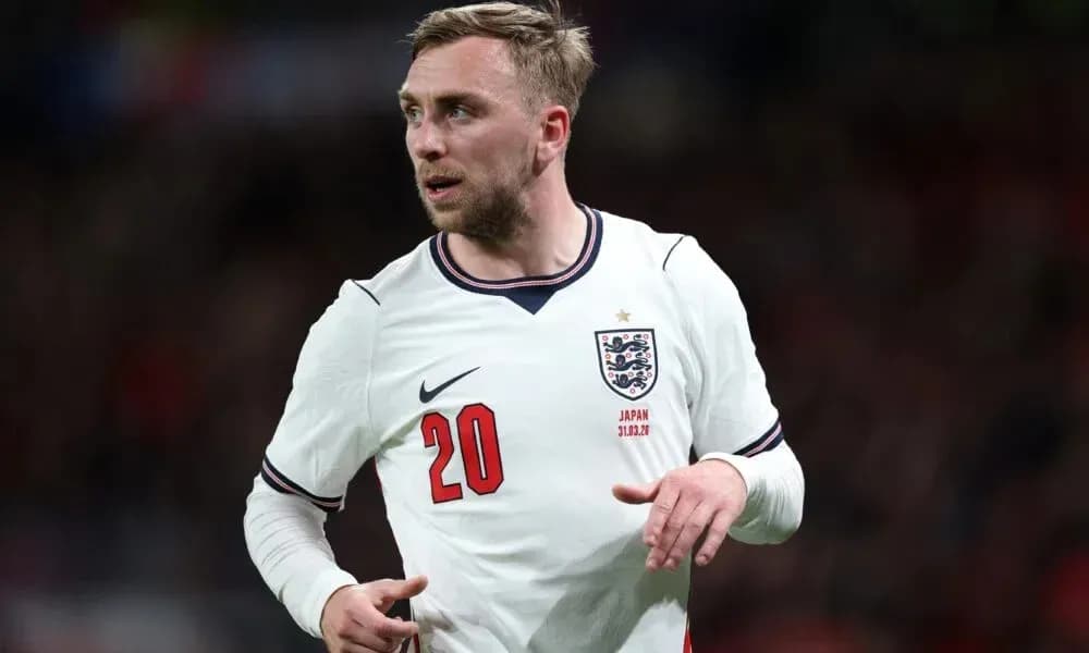 Jugador de Inglaterra con camiseta blanca en acción