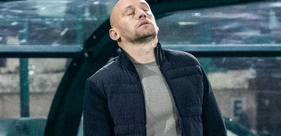 Entrenador observando el partido desde la línea lateral
