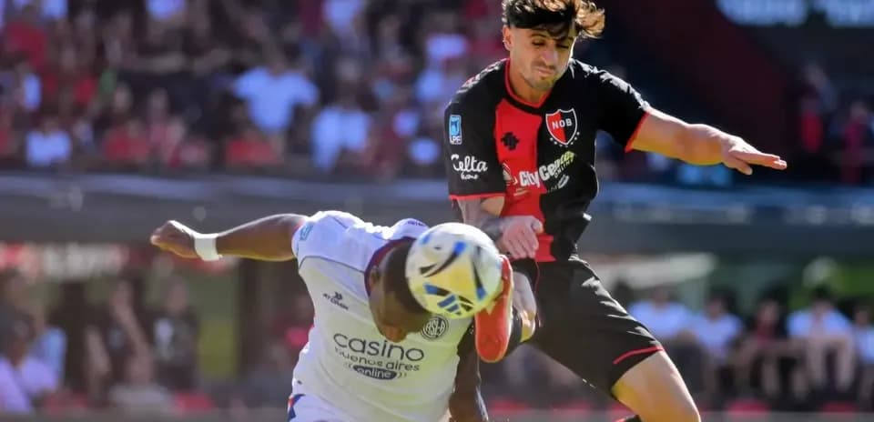 Jugadores de San Lorenzo y Newells en acción