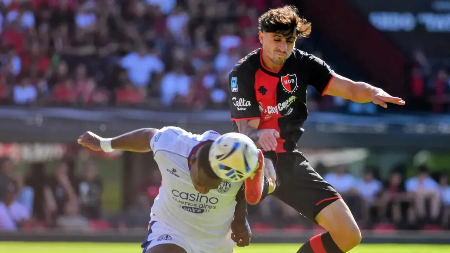 Jugadores de San Lorenzo y Newells en acción