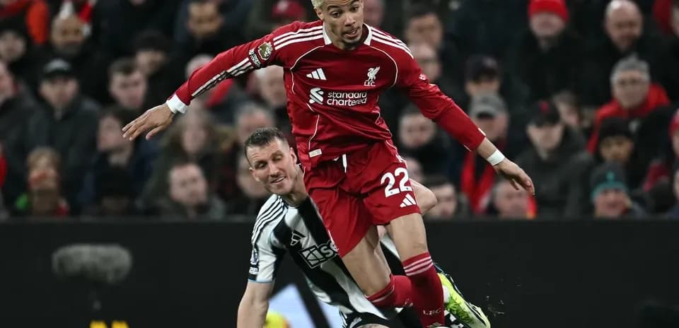 Jugador de Liverpool derrapando contra Newcastle
