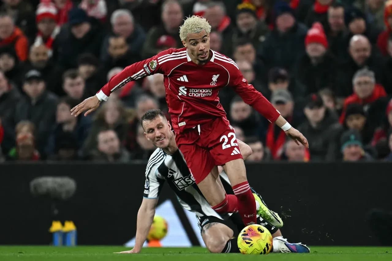 Jugador de Liverpool derrapando contra Newcastle
