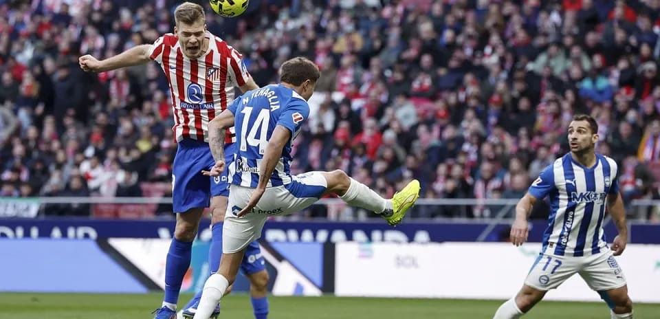 Jugador de Alavés despejando un balón en el partido