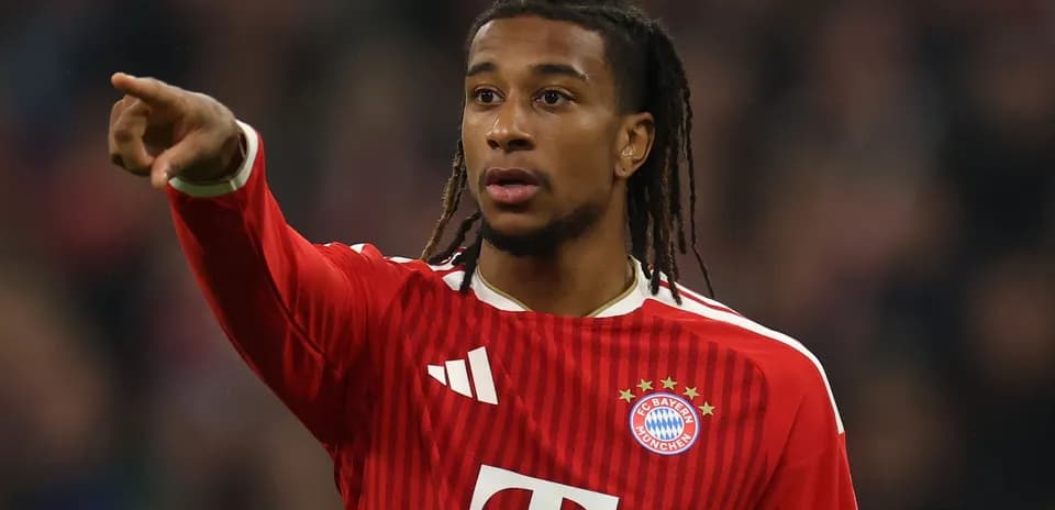 Jugador de Bayern Múnich señalando durante el partido